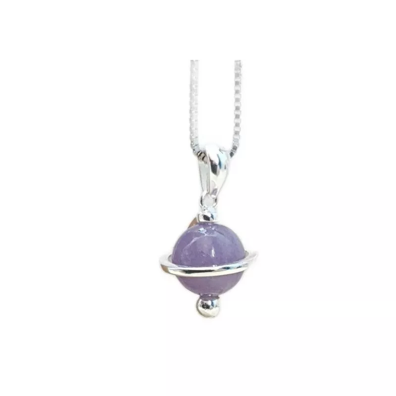Collier Kepler, ajustable via une perle de réglage dans le dos, en argent et pendentif planète. Collier Kepler, ajustable via une perle de réglage dans le dos, en argent et pendentif planète.