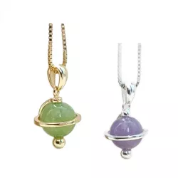 Collier Kepler, ajustable via une perle de réglage dans le dos, en argent ou plaqué-or et pendentif planète.