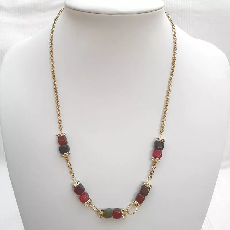 Collier doré avec strass et perles agates rouges et vertes – Bouly&Cailloux Collier doré avec strass et perles agates rouges et vertes – Bouly&Cailloux
