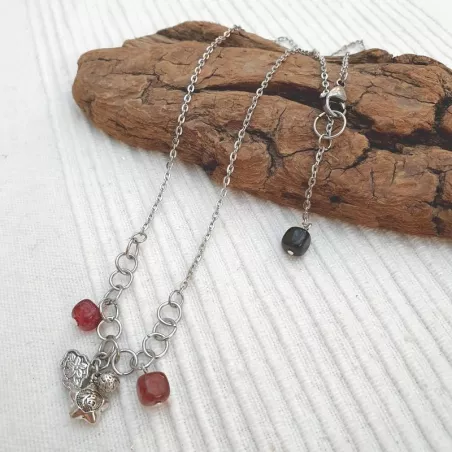 Collier moderne en acier inoxydable argent avec agates cubiques rouge et verte  Bouly&Cailloux