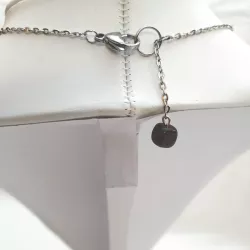 Collier moderne en acier inoxydable argent avec agates cubiques rouge et verte Bouly&Cailloux
