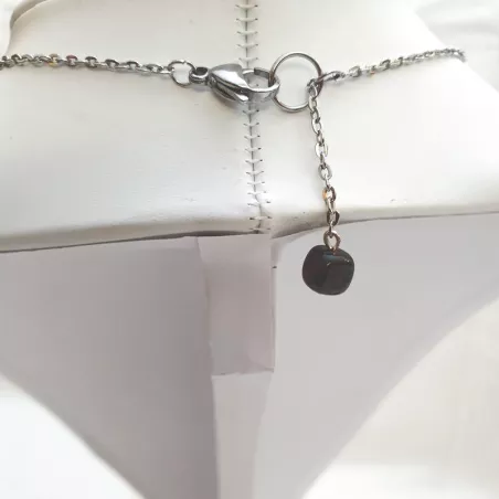 Collier moderne en acier inoxydable argent avec agates cubiques rouge et verte  Bouly&Cailloux