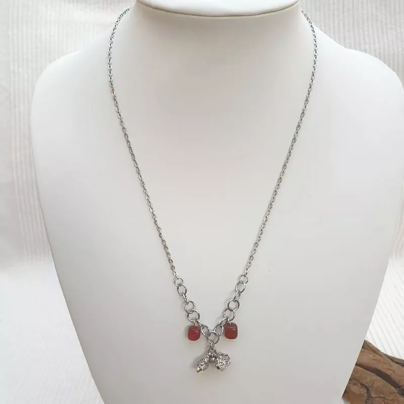 Collier moderne en acier inoxydable argent avec agates cubiques rouge et verte Bouly&Cailloux Collier moderne en acier inoxydable argent avec agates cubiques rouge et verte Bouly&Cailloux