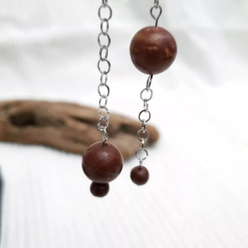 Boucles Paulo en jaspe rouge et acier inoxydable argenté – Boucles d’oreilles pendantes artisanales Bouly&Cailloux