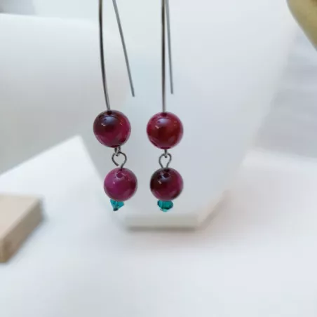 Boucles doreilles grands crochets en pierres naturelles oeil de tigre rose et perle de verre verte Bouly&Cailloux