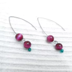 Boucles doreilles grands crochets en pierres naturelles oeil de tigre rose et perle de verre verte Bouly&Cailloux