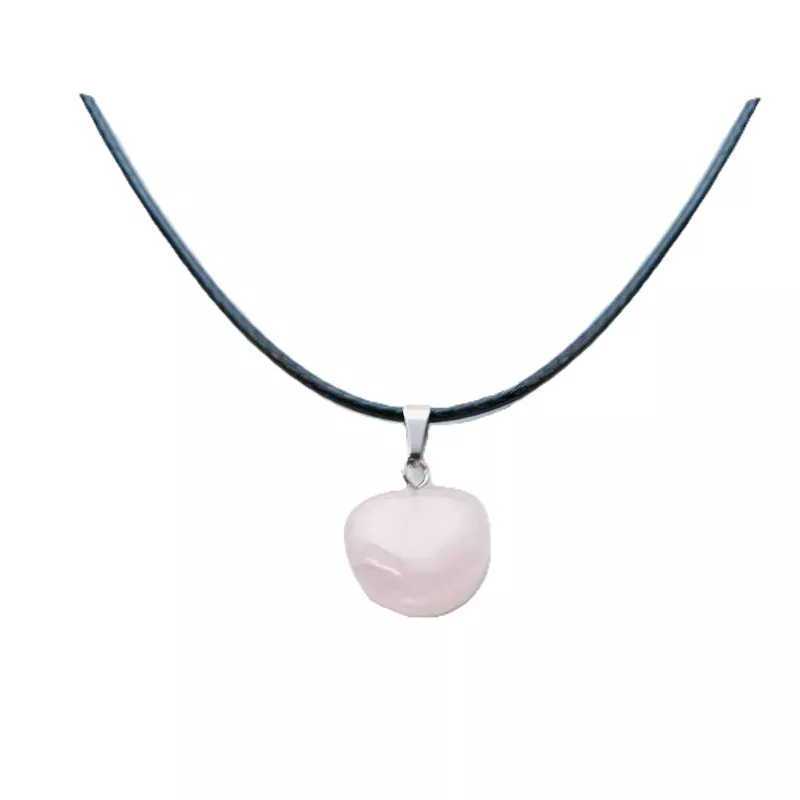 Collier fin cuir noir avec pendentif quartz rose Collier fin cuir noir avec pendentif quartz rose
