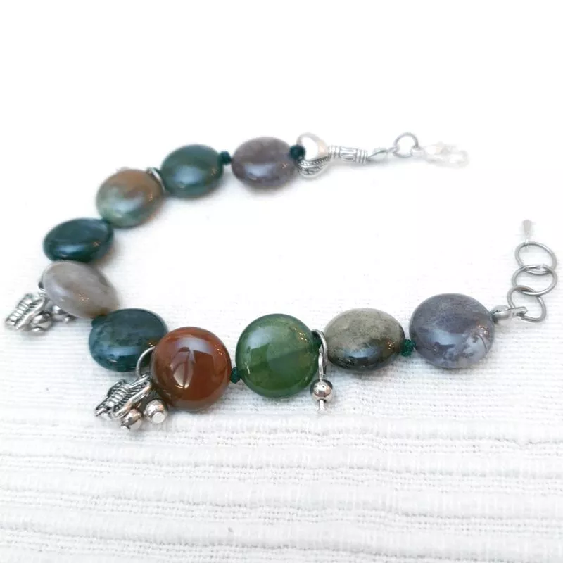 bracelet gallium en pierres naturelles plates avec breloques argentées bouly&cailloux