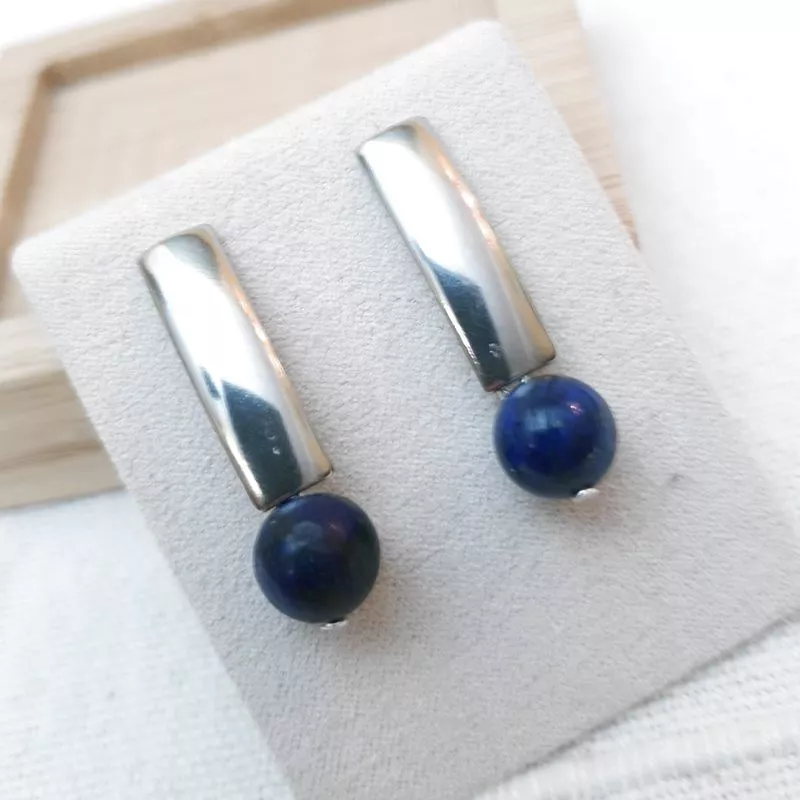 Boucles d'oreilles pendantes en acier inoxydable et pierre lapis lazuli Boucles d'oreilles pendantes en acier inoxydable et pierre lapis lazuli