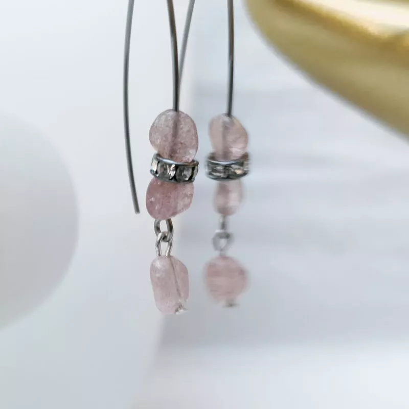 Boucles d'oreilles grands crochets en acier inoxydable et quartz rose Boucles d'oreilles grands crochets en acier inoxydable et quartz rose