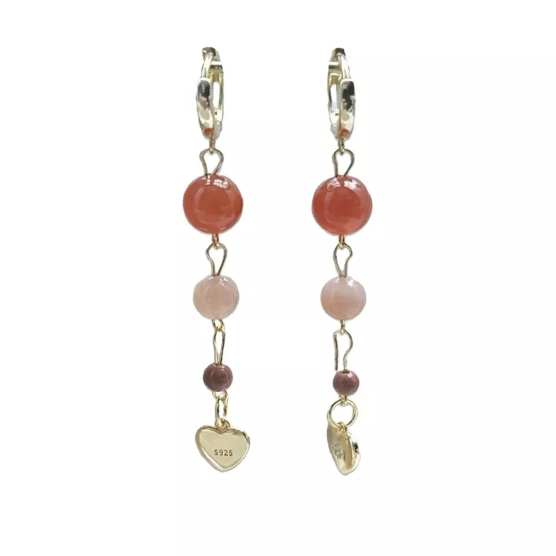 Boucles Mimi pendantes en pierres naturelles et breloque coeur Boucles Mimi pendantes en pierres naturelles et breloque coeur