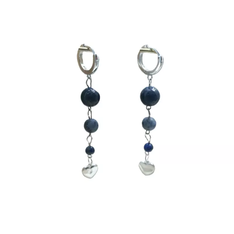 Boucles Mimi pendantes en pierres naturelles et breloque coeur Boucles Mimi pendantes en pierres naturelles et breloque coeur
