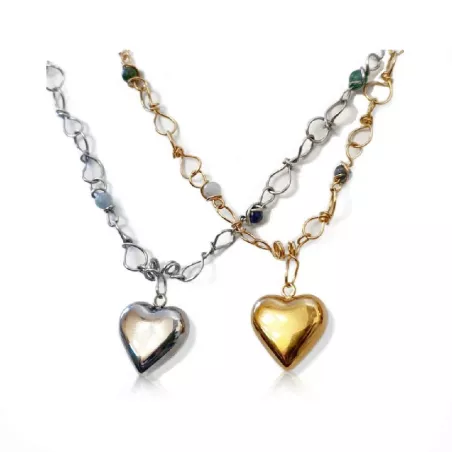 Collier en acier inoxydable aux lignes pures, avec un pendentif coeur graphique.