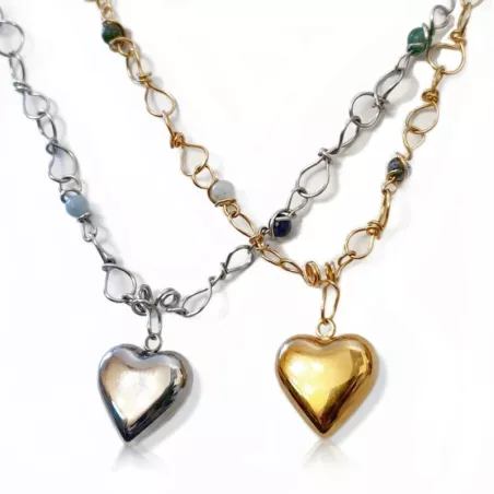 Collier en acier inoxydable aux lignes pures, avec un pendentif coeur graphique.
