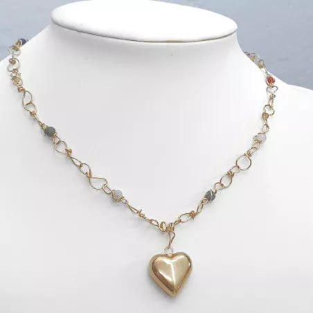 Collier en acier inoxydable aux lignes pures, avec un pendentif coeur graphique.
