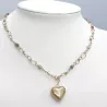 Collier en acier inoxydable aux lignes pures, avec un pendentif coeur graphique.