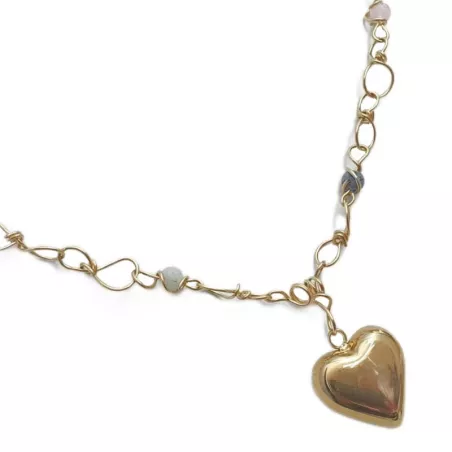 Collier en acier inoxydable aux lignes pures, avec un pendentif coeur graphique.