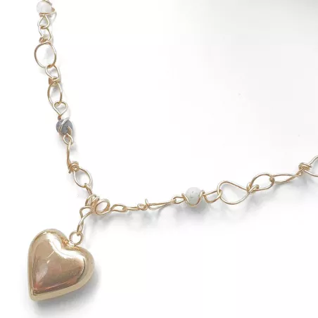 Collier en acier inoxydable aux lignes pures, avec un pendentif coeur graphique.