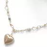 Collier en acier inoxydable aux lignes pures, avec un pendentif coeur graphique.