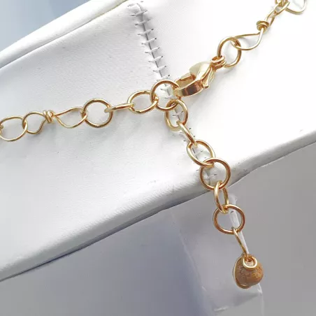 Collier en acier inoxydable aux lignes pures, avec un pendentif coeur graphique.