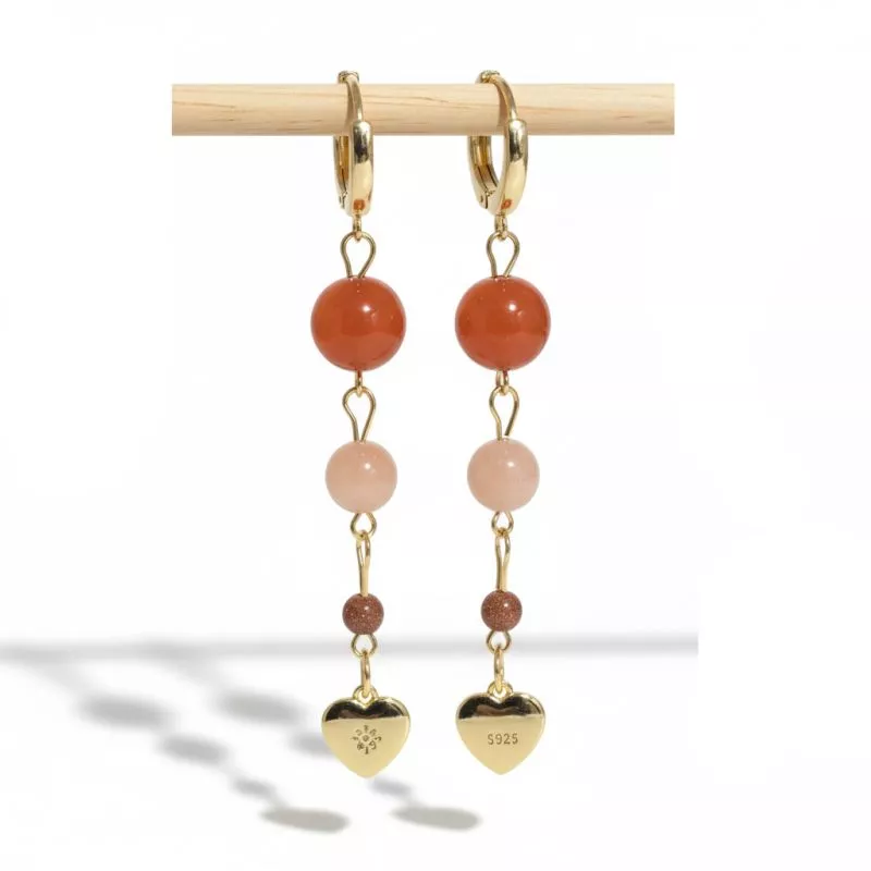 Boucles Mimi pendantes en pierres naturelles et breloque coeur Boucles Mimi pendantes en pierres naturelles et breloque coeur
