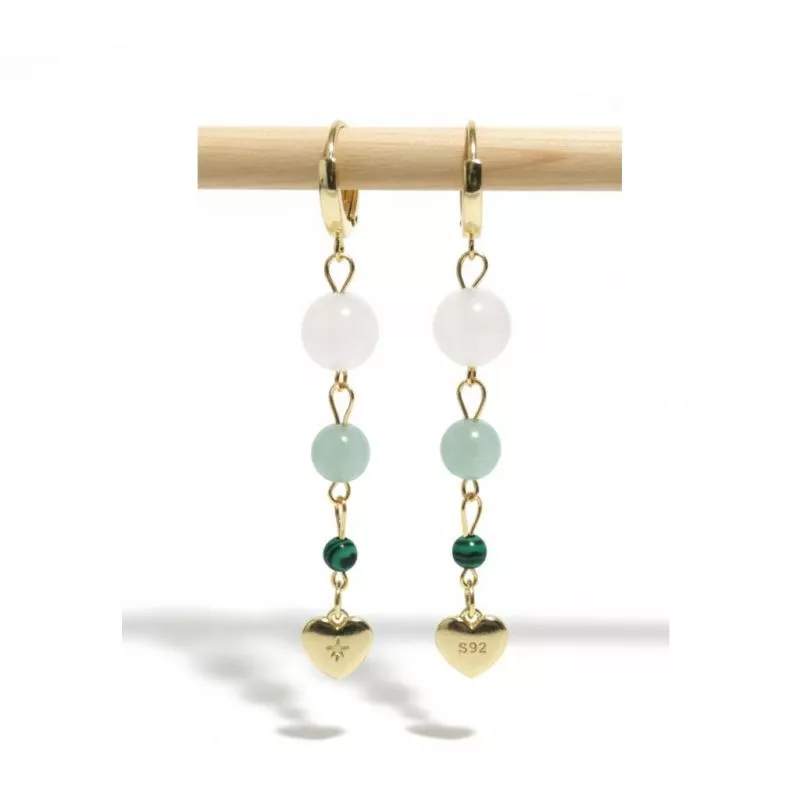 Boucles Mimi pendantes en pierres naturelles et breloque coeur Boucles Mimi pendantes en pierres naturelles et breloque coeur