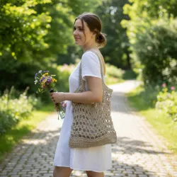 Sac Juan porté en extérieur avec bandoulière épaule