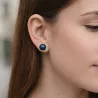 Boucles d’oreilles clous Essentiels portées à l’oreille