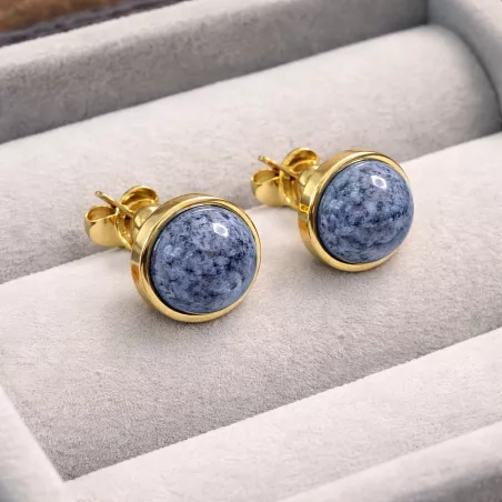 Détail de la pierre naturelle cabochon des boucles clous Essentiels