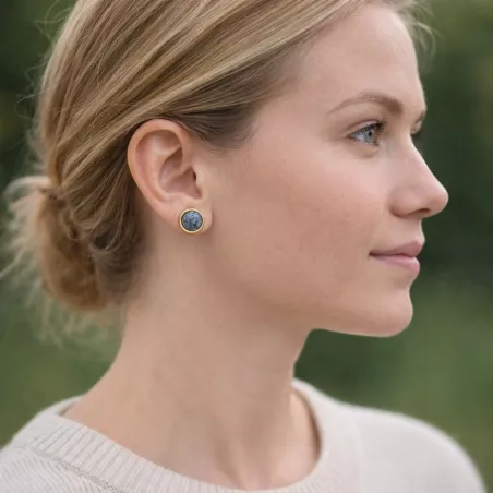 Boucles d’oreilles clous Essentiels portées à l’oreille