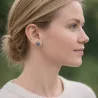 Boucles d’oreilles clous Essentiels portées à l’oreille