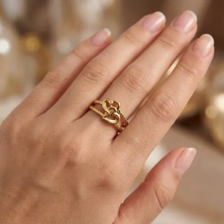 Bague cœur en acier inoxydable portée sur la main