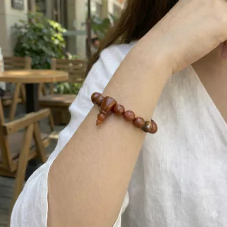 Bracelet extensible Pyrola en pierres naturelles au poignet d'une jeune femme