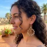 Boucles d’oreilles Setaria portées par une jeune femme, bijou pendante artisanal en acier inoxydable