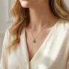 Collier pendentif Anse en pierre naturelle et acier inoxydable doré et turquoise prté par une jeune femme