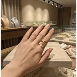 Bague sculpturale moderne en acier inoxydable doré portee au doigt