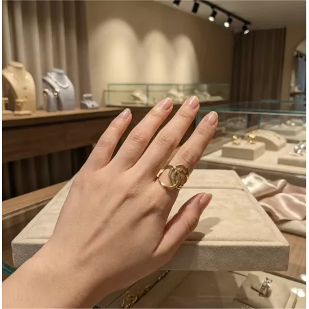 Bague sculpturale moderne en acier inoxydable doré portee au doigt