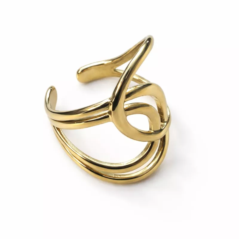 Bague graphique a structure ouverte photographie studio