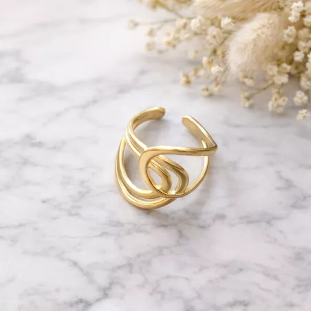 Bague design aux lignes entrelacees vue de profil sur fond clair