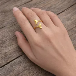 Bague Nodus en acier inoxydable doré portée