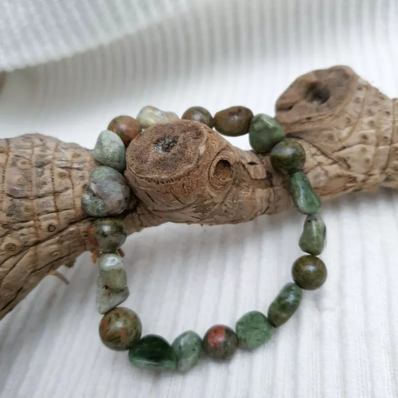 Bracelet en opales vertes irrégulières