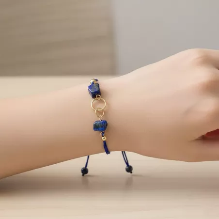 Bracelet fil Eta – Lapis Lazuli – acier inoxydable doré – vue portée