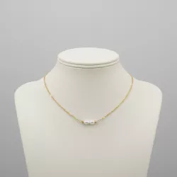 Collier minimaliste Rusalka porté sur chaine fine acier inoxydable