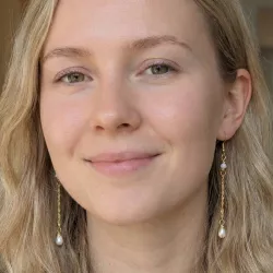 Boucles pendantes Rusalka avec perles d'eau portées