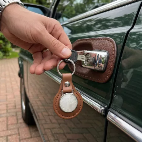 Porte-cle en simili cuir et pierre naturelle porte sur main humaine