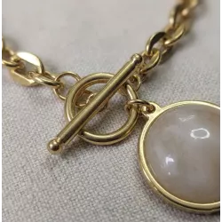 Bracelet maillons acier inoxydable avec médaille pierre naturelle vue rapprochée
