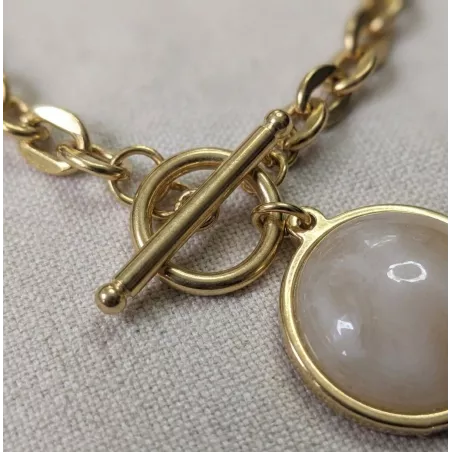 Bracelet maillons acier inoxydable avec médaille pierre naturelle vue rapprochée