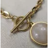 Bracelet maillons acier inoxydable avec médaille pierre naturelle vue rapprochée