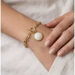 Bracelet pierre naturelle porté au poignet avec chaîne acier inoxydable