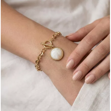 Bracelet pierre naturelle porté au poignet avec chaîne acier inoxydable